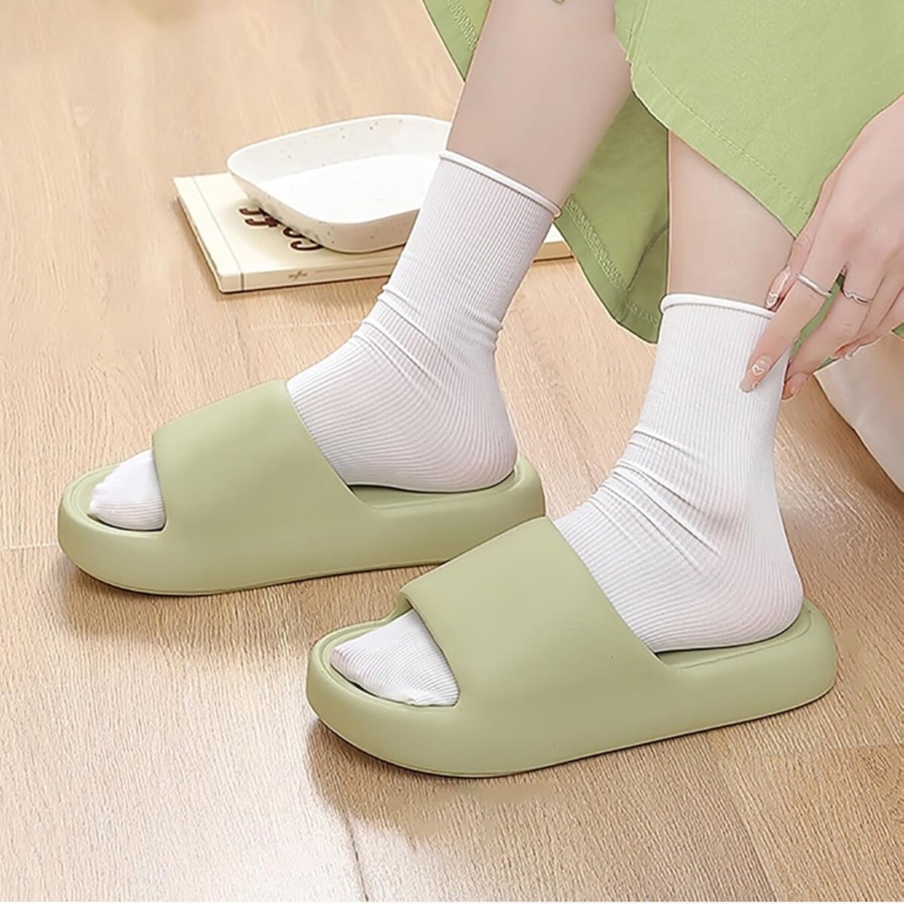 NWT No Label Size (40-41) 10-11 Green Slippers